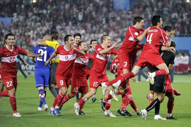 Schlussjubel Türkei nach dem Halbfinaleinzug Fußball EM Herren Euro 2008, Länderspiel, Nationalteam, Nationaltrikot, Viertelfinale, Kroatien - Türkei 2:4 n.E. Totale Wien Begeisterung, Freude,