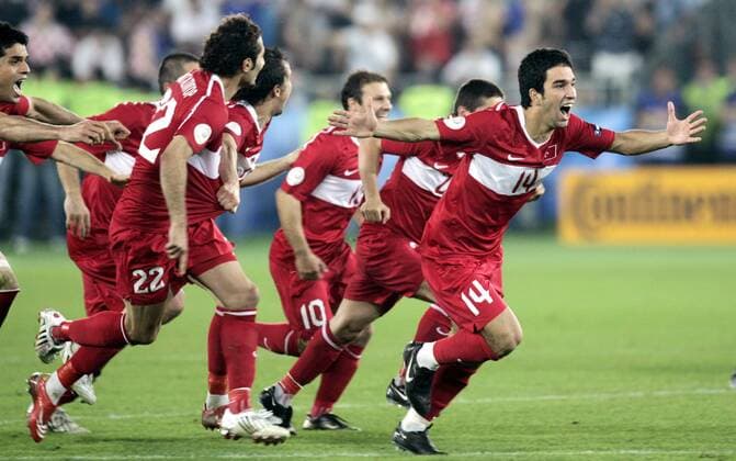 Schlussjubel Türkei, re.: Arda Turan Fußball EM Herren Euro 2008, Länderspiel, Nationalteam, Nationaltrikot, Viertelfinale, Gruppe Wien Begeisterung, Freude,