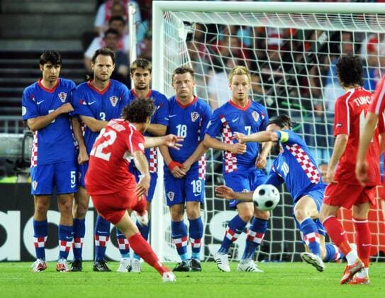 Hamit Altintop (Türkei) - Freistoß gegen die kroatische Mauer Fußball EM Herren EURO 2008, Länderspiel, Viertelfinale, Nationalmannschaft, Nationaltrikot Kroatien - Türkei 1:3 n.E. Totale Wien Dynamik,
