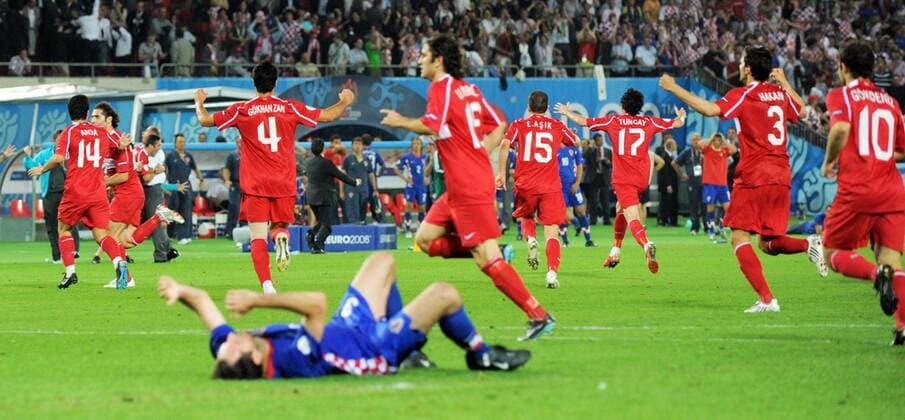 Schlussjubel Türkei - Kroatien am Boden Fußball EM Herren EURO 2008, Länderspiel, Viertelfinale, Nationalmannschaft, Nationaltrikot Kroatien - Türkei 1:3 n.E. Totale Wien Freude, Enttäuschung,