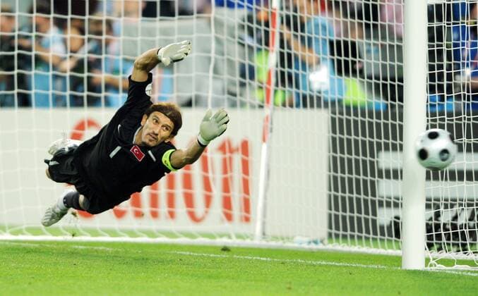 Torwart Rüstü Recber (Türkei) Fußball EM Herren EURO 2008, Länderspiel, Viertelfinale, Nationalmannschaft, Nationaltrikot Einzelbild Wien Abwehr, Dynamik,