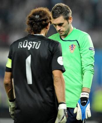 Torwart Stipe Pletikosa (Kroatien, re.) enttäuscht, daneben Torwart Rüstü Recber (Türkei) - Fußball Länderspiel Herren EURO 2008, EM, Viertelfinale, Nationalteam, Nationaltrikot, Kroatien - Türkei 2:4 n.E. Gruppe Wien