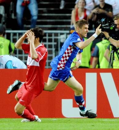 Ivan Klasnic (Kroatien, re.) jubelt während der türkische Gegenspieler enttäuscht schaut Fußball EM Herren Euro 2008, Länderspiel, Nationalteam, Nationaltrikot, Viertelfinale, Kroatien - Türkei 1:3 n.E. Gruppe Wien Freude, Enttäuschung,