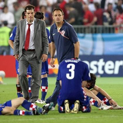 Nationaltrainer Slaven Bilic und Josip Simunic (3, beide Kroatien) enttäuscht - Fußball Länderspiel Herren EURO 2008, EM, Viertelfinale, Nationalteam, Nationaltrikot, Gruppe Wien