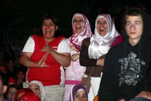 Weibliche türkische Fans anlässlich des Public Viewing in Berlin Fußball EM Herren EURO 2008, Länderspiel, Nationalmannschaft, Viertelfinale, Türkei Gruppe Berlin Freude,