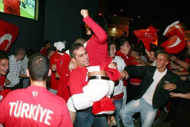 Jubelnde türkische Fans beim Public Viewing in Berlin Fußball EM Herren EURO 2008, Länderspiel, Nationalmannschaft, Viertelfinale, Türkei Totale Berlin Freude,