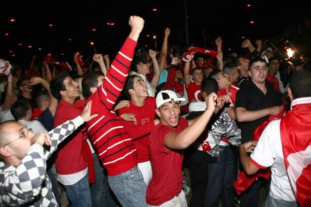 Jubelnde türkische Fans beim Public Viewing in Berlin Fußball EM Herren EURO 2008, Länderspiel, Nationalmannschaft, Viertelfinale, Türkei Totale Berlin Freude,