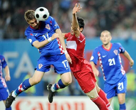 Ivan Klasnic (Kroatien, li.) gegen Gökhan Zan (Türkei) - Fußball Länderspiel Herren EURO 2008, EM, Viertelfinale, Nationalteam, Nationaltrikot, Kroatien - Türkei 2:4 n.E. Gruppe Wien Dynamik,