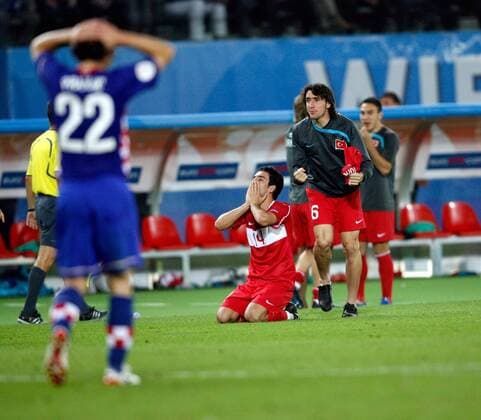 Arda Turan (li.) und Mehmet Topal (beide Türkei) - Schlussjubel -  Fußball EM Herren Euro 2008, Länderspiel, Nationalteam, Nationaltrikot, Viertelfinale, Kroatien - Türkei 1:3, n.E. Gruppe Wien Freude,