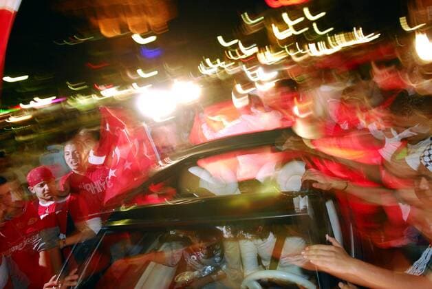 Türkische Fans feiern den Halbfinaleinzug ihrer Mannschaft auf den Straßen Berlins Fußball EM Herren EURO 2008, Länderspiel, Nationalteam, Viertelfinale, Türkei Totale Berlin Freude, Begeisterung,