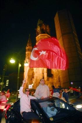 Türkische Fans veranstalten einen Autokorso auf den Straßen Berlins anläßlich der EURO 2008 Fußball EM Herren EURO 2008, Länderspiel, Nationalteam, Viertelfinale, Türkei Gruppe Kurfürstendamm, Kudamm Berlin Freude,