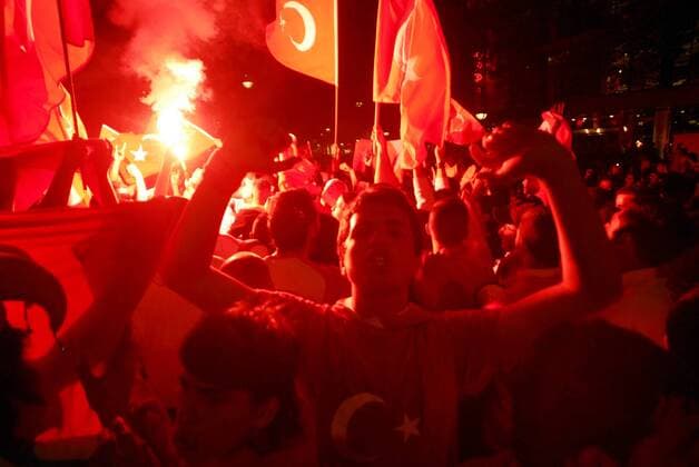 Türkische Fans feiern mit Bengalfeuer auf den Straßen Berlins anläßlich der EURO 2008 Fußball EM Herren EURO 2008, Länderspiel, Nationalteam, Viertelfinale, Türkei Totale Kurfürstendamm, Kudamm Berlin Freude, Begeisterung,