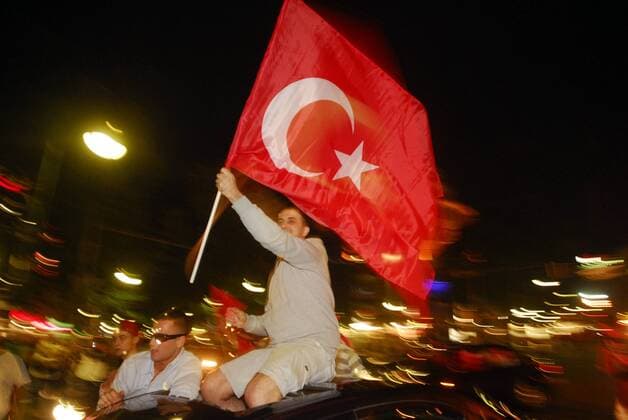 Türkische Fans feiern auf den Straßen Berlins mit einem Autokorso anläßlich der EURO 2008 Fußball EM Herren EURO 2008, Länderspiel, Nationalteam, Viertelfinale, Türkei Gruppe Kurfürstendamm, Kudamm Berlin Freude, Begeisterung,
