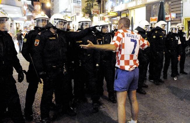 Kroatischer Fan diskutiert mit der Polizei -  Fußball EM Herren EURO 2008, Länderspiel, Nationalmannschaft, Fanmeile, Fanzone, Fan Zone Gruppe Wien