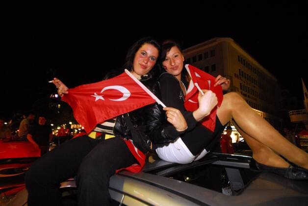 Türkische Fans feiern auf dem Berliner Breitscheidplatz anläßlich der EURO 2008 Fußball EM Herren EURO 2008, Länderspiel, Nationalteam, Viertelfinale, Türkei Gruppe Kurfürstendamm, Kudamm Berlin Freude,