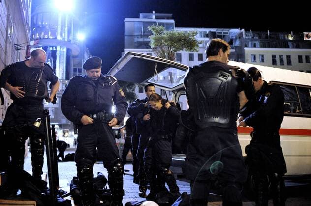 Polizisten bereiten sich auf den Polizeieinsatz auf der Fanmeile am Stephansplatz vor -  Fußball EM Herren EURO 2008, Länderspiel, Nationalmannschaft, Fanmeile, Fanzone, Fan Zone Gruppe Wien
