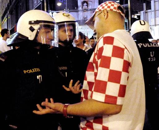 Kroatischer Fan diskutiert mit der Polizei -  Fußball EM Herren EURO 2008, Länderspiel, Nationalmannschaft, Fanmeile, Fanzone, Fan Zone Gruppe Wien