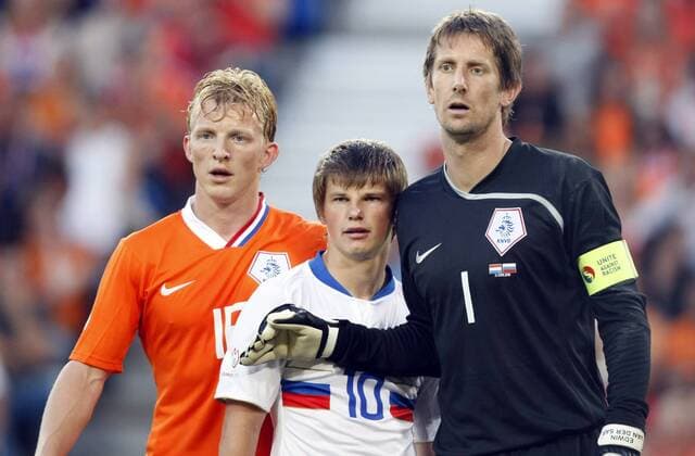 Torwart Edwin van der Sar (re.) und Dirk Kuyt (beide Niederlande) nehmen Andrei Arshavin (Russland) in ihre Mitte -  Fußball EM Herren Euro 2008, Länderspiel, Nationalteam, Viertelfinale, Nationaltrikot, Niederlande - Russland Gruppe Basel