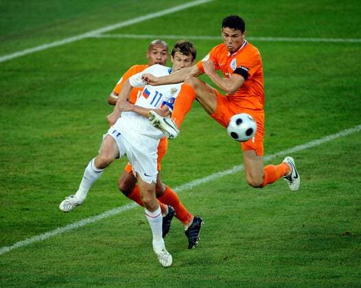 Khalid Boulahrouz (Niederlande, re.) gegen Sergey Semak (Russland) - Fußball EM Herren Euro 2008, Länderspiel, Nationalteam, Nationaltrikot, Viertelfinale, Niederlande - Russland Gruppe Basel Dynamik,