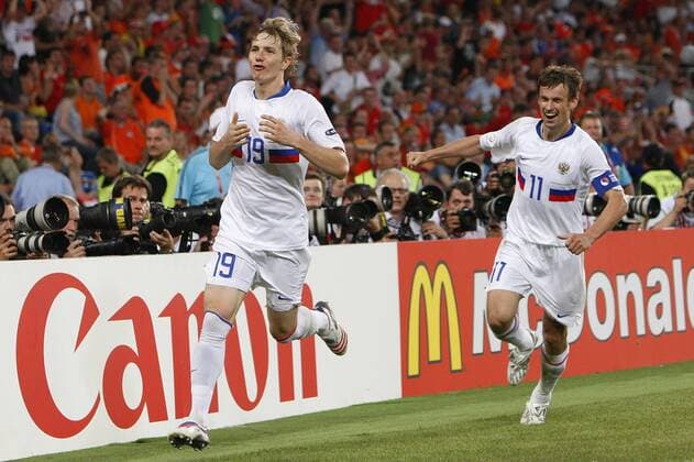 Roman Pavlyuchenko (li.) und Sergei Semak (beide Rußland) - Torjubel -  Fußball EM Herren EURO 2008, Länderspiel, Nationalmannschaft, Nationaltrikot, Viertelfinale Gruppe premiumd Basel Freude,