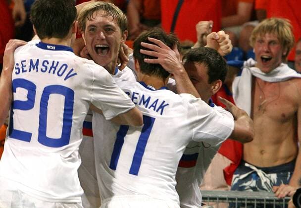 Torjubel Russland, v.li.: Igor Semshov, Roman Pavlyuchenko und Sergey Semak -  Fußball EM Herren Euro 2008, Länderspiel, Viertelfinale, Nationalmannschaft, Nationaltrikot, Gruppe Basel Freude, Begeisterung,