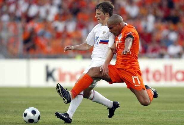 Nigel de Jong (Niederlande, re.) gegen Andrei Arshavin (Russland) -  Fußball EM Herren Euro 2008, Länderspiel, Viertelfinale, Nationalmannschaft, Nationaltrikot, Gruppe Basel Dynamik,