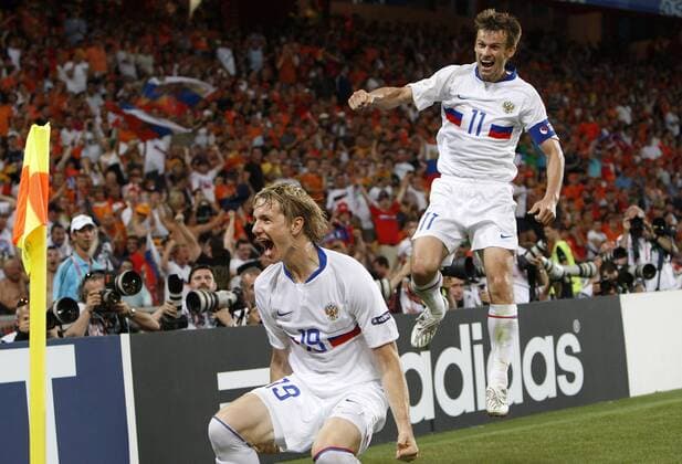 Roman Pavlyuchenko (li.) und Sergei Semak (beide Rußland) - Torjubel -  Fußball EM Herren EURO 2008, Länderspiel, Nationalmannschaft, Nationaltrikot Viertelfinale Gruppe premiumd Basel Freude, Begeisterung,