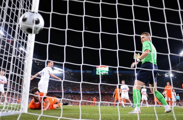 Ruud van Nistelrooy (Niederlande, li.) erzielt das 1:1 gegen Torwart Igor Akinfeev (Rußland) - Fußball EM Herren EURO 2008, Länderspiel, Nationalmannschaft, Nationaltrikot Viertelfinale Gruppe Basel Dynamik,