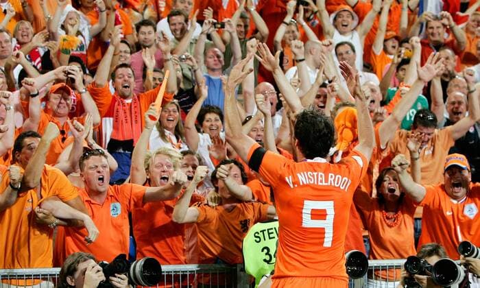 Ruud van Nistelrooy (Niederlande) jubelt mit den Fans -  Fußball EM Herren Euro 2008, Länderspiel, Viertelfinale, Nationalteam, Nationaltrikot Gruppe Basel Begeisterung, Freude,