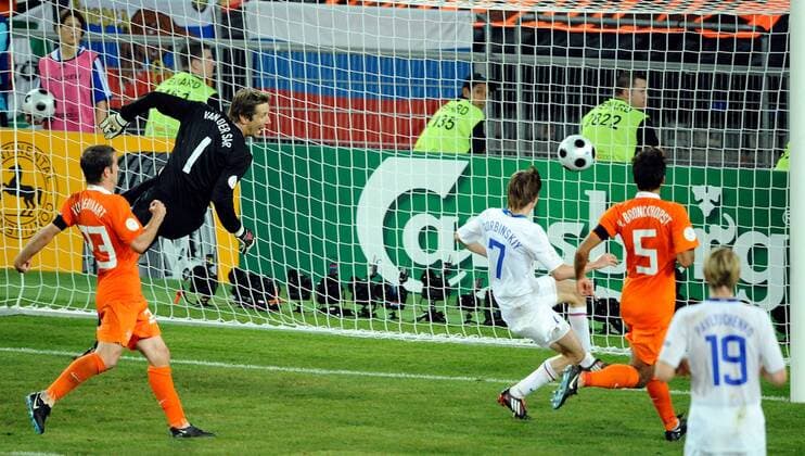 Dmitriy Torbinski (Rußland, 3.v.li.) erzielt das 2:1 gegen Torwart Edwin van der Sar (Niederlande) - Fußball EM Herren EURO 2008, Länderspiel, Nationalmannschaft, Nationaltrikot, Viertelfinale Gruppe Basel Dynamik,