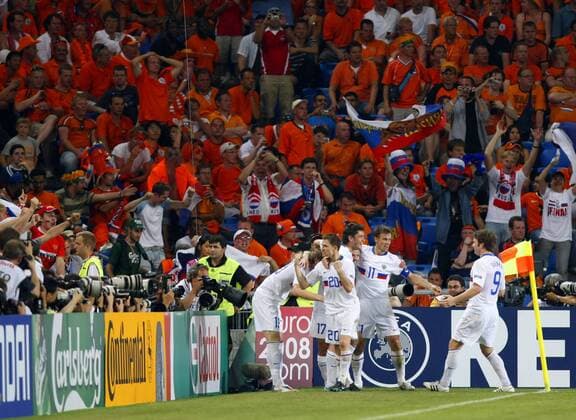 Torjubel von Rußland ruft unterschiedliche Reaktionen im Publikum hervor -  Fußball EM Herren Euro 2008, Länderspiel, Viertelfinale, Nationalteam, Nationaltrikot, Rußland - Niederlande 3:1 n.V. Totale Basel Begeisterung, Freude, Enttäuschung,