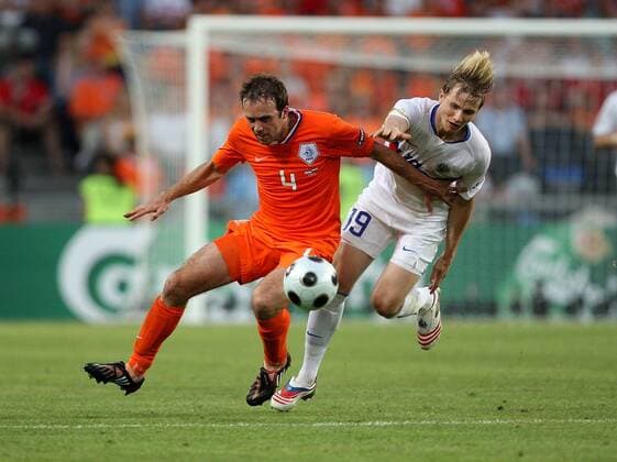 Joris Mathijsen (Niederlande, li.) gegen Roman Pavlyuchenko (Rußland) Fußball EM Herren EURO 2008, Länderspiel, Nationalmannschaft, Nationaltrikot Viertelfinale Gruppe Basel Dynamik,