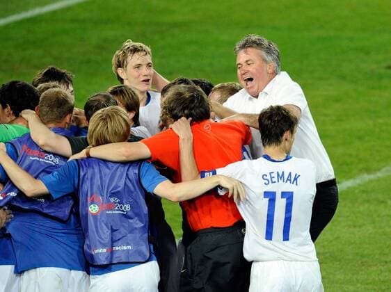 Nationaltrainer Guus Hiddink (Russland) jubelt mit seinen Spielern über den Halbfinaleinzug - Fußball EM Herren EURO 2008, Länderspiel, Viertelfinale, Nationalmannschaft Gruppe Basel Begeisterung, Freude,