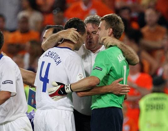 Nationaltrainer Guus Hiddink (Mitte), Torwart Igor Akinfeev (re.) und Sergei Ignashevich (alle Rußland) jubeln über den Halbfinaleinzug bei der Euro 2008 Fußball EM Herren Euro 2008, Länderspiel, Viertelfinale, Nationalteam Gruppe Basel Begeisterung, Freude,