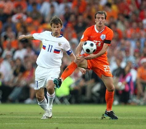 Rafael van der Vaart (Niederlande, re.) gegen Sergey Semak (Rußland) Fußball EM Herren Euro 2008, Länderspiel, Viertelfinale, Nationalteam, Nationaltrikot, Rußland - Niederlande 3:1 n.V. Gruppe Basel Dynamik,