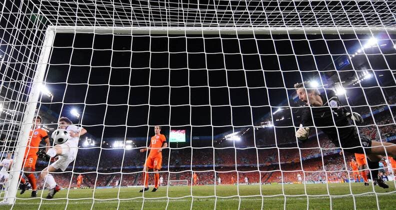 Dmitri Torbinski (Russland, li.) trifft zum 2:1, Torhüter Edwin van der Sar (Niederlande) ist machtlos - Fußball EM Herren EURO 2008, Länderspiel, Nationalteam, Viertelfinale, Niederlande - Russland 1:3 n.V. Gruppe Basel