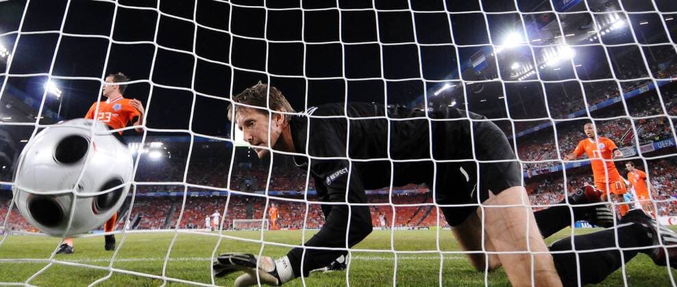 Torhüter Edwin van der Sar (Niederlande) ist geschlagen nach dem Tor zum 2:1 durch Torbinski (Russland) - Fußball EM Herren EURO 2008, Länderspiel, Nationalteam, Viertelfinale, Niederlande - Russland 1:3 n.V. Einzelbild Basel