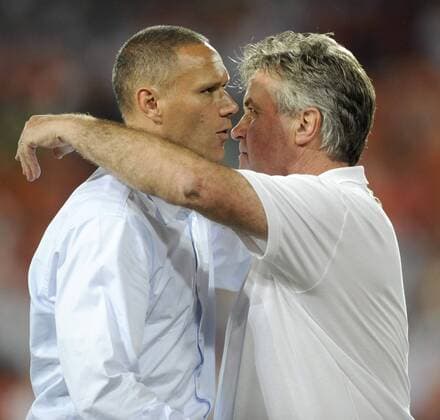 Nationaltrainer Marco van Basten (Niederlande, li.) und Trainerkollege Guus Hiddink (Russland) - Umarmung -  Fußball EM Herren Euro 2008, Länderspiel, Nationalteam, Viertelfinale, Niederlande - Russland 1:3 n.V. Gruppe Basel Kameradschaft,
