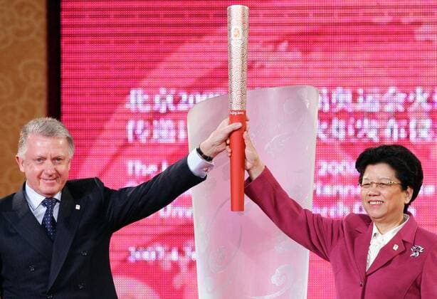 IOC Mitglied Hein Verbruggen (Niederlande) und Staatsrätin und BOCOG Vizepräsidentin Chen Zhili (China) bei der Vorstellung der olympischen Fackel -  (cfp388213115) OS Sommer Herren Olympische Sommerspiele Peking 2008, Vorschau 2007, Spiele Gruppe Peking
