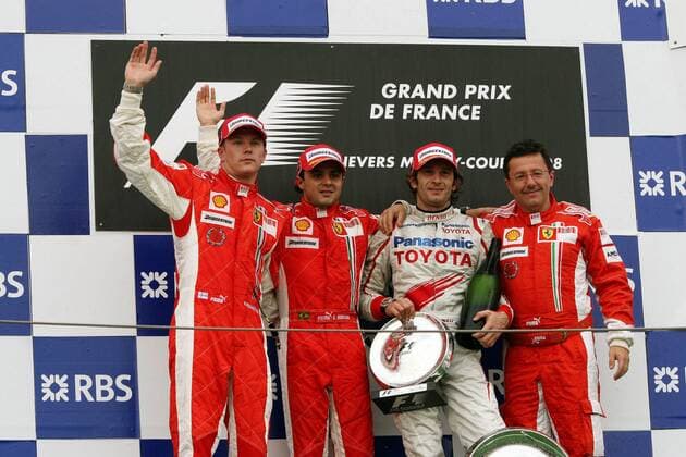 Siegerehrung GP von Frankreich 2008, v.li.: Kimi Räikkönen (Finnland), Sieger Felipe Massa (Brasilien beide Ferrari) und Jarno Trulli (Italien Toyota) Motorsport Grand Prix Herren Großer Preis von Frankreich 2008, Formel 1 Weltmeisterschaft, F1, F, GP, WM Gruppe Magny Cours Freude,