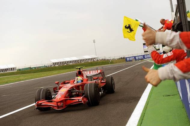 Ferrari Crew jubelt Felipe Massa (Brasilien Ferrari), dem Sieger des GP von Frankreich 2008, zu Motorsport Grand Prix Herren Großer Preis von Frankreich 2008, Formel 1 Weltmeisterschaft, F1, F, GP, WM Gruppe Magny Cours Freude,