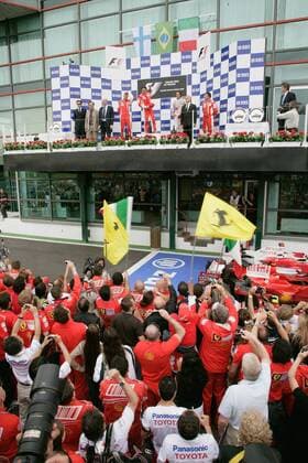 Ferrari Crew jubelt Felipe Massa (Brasilien Ferrari), dem Sieger des GP von Frankreich 2008, zu Motorsport Grand Prix Herren Großer Preis von Frankreich 2008, Formel 1 Weltmeisterschaft, F1, F, GP, WM Totale Magny Cours Freude,