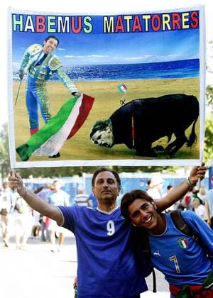 Italienische Fans mit wirklich fantasievollem Transparent - Torwart Buffon beherrscht den spanischen Matatorres -  Fußball EM Herren Euro 2008, Länderspiel, Nationalmannschaft Gruppe Wien Komik