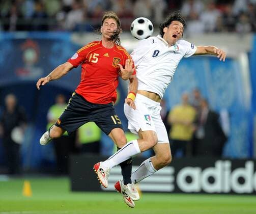 Luca Toni (Italien, re.) gegen Sergio Ramos (Spanien) - Fußball EM Herren Euro 2008, Länderspiel, Nationalteam, Nationaltrikot, Spanien - Italien Gruppe Viertelfinale Wien Dynamik,