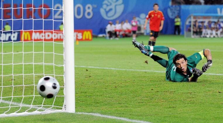Torwart Gianluigi Buffon (Italien) schaut dem Ball hinterher, der knapp am Torpfosten ins aus geht Fußball EM Herren Euro 2008, Länderspiel, Nationalteam, Nationaltrikot Einzelbild Viertelfinale Wien Glück, Spannung,