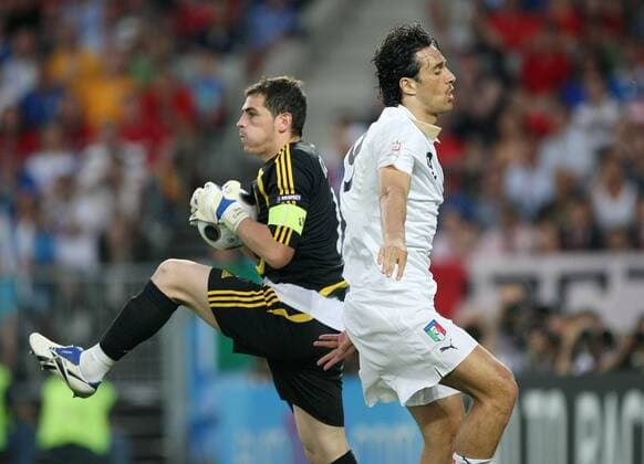 Torwart Iker Casillas (Spanien, li.) gegen Luca Toni (Italien) Fußball EM Herren Euro 2008, Länderspiel, Nationalteam, Nationaltrikot, Spanien - Italien Gruppe Viertelfinale Wien Abwehr,
