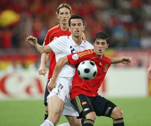 David Villa (Spanien, re.) gegen Christian Panucci (Italien) Fußball EM Herren Euro 2008, Länderspiel, Nationalteam, Nationaltrikot, Spanien - Italien Gruppe Viertelfinale Wien