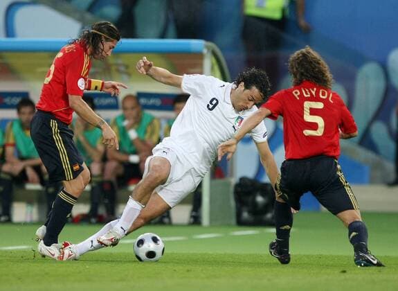 Luca Toni (Italien, Mitte) gegen Carles Puyol (re.) und Sergio Ramos (beide Spanien) Fußball EM Herren Euro 2008, Länderspiel, Nationalteam, Nationaltrikot, Spanien - Italien Gruppe Viertelfinale Wien Dynamik,