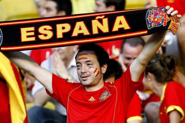 Spanischer Fan präsentiert stolz seinen Schal - Espana -  Fußball EM Herren Euro 2008, Länderspiel, Nationalteam, Spanien Einzelbild Viertelfinale Wien
