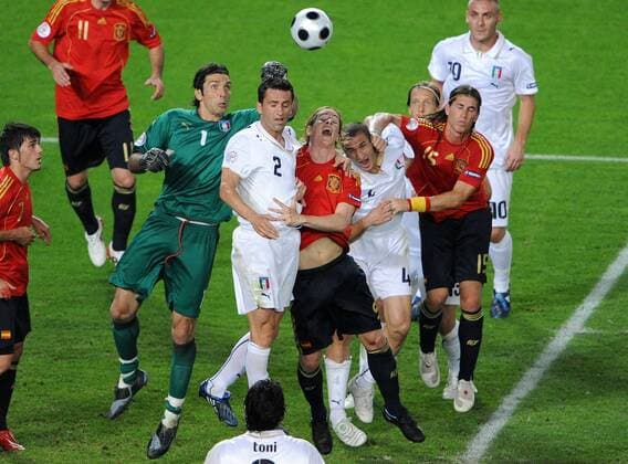 Torwart Gianluigi Buffon (li.), Christian Panucci (2.v.li.) und Giorgio Chiellini (alle Italien, 2.v.re.) gegen Fernando Torres (Mitte) und Sergio Ramos (beide Spanien) - Fußball EM Herren Euro 2008, Länderspiel, Nationalteam, Nationaltrikot, Viertelfinale, Spanien - Italien Gruppe Wien Dynamik, Kampf,